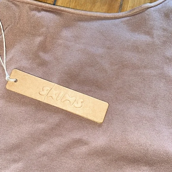 Skims - Picture 3 of 6